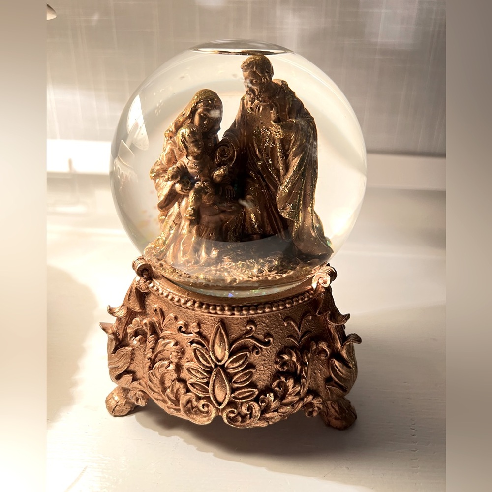 Vintage Nativity Snow Globe Musical Baby Jesus Mary Joseph Glitter gold tone